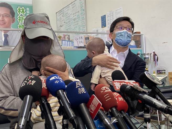 立委张廖万坚（右）23日陪同到乌克兰找代理孕母的双宝爸呼吁，代孕业者为孩子优先考量。（卢金足摄）