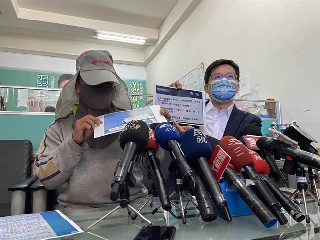 立委张廖万坚（右）23日陪同到乌克兰找代理孕母的双宝爸呼吁，代孕业者为孩子优先考量。（卢金足摄）