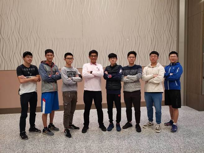 大學學測明天放榜，不過花蓮高中7名學生透過多元入學管道錄取國內頂尖大學，其中準台大生有5名，清大、交大各1名，創歷年佳績。（花蓮高中提供／羅亦晽花蓮傳真）