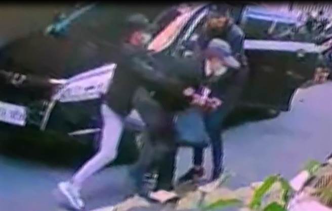 土地開發公司楊姓董事長22日中午遭人擄走，警方逮捕紀姓男子等3人，訊後依妨害自由、恐嚇等罪送辦。（民眾提供/李文正傳真）