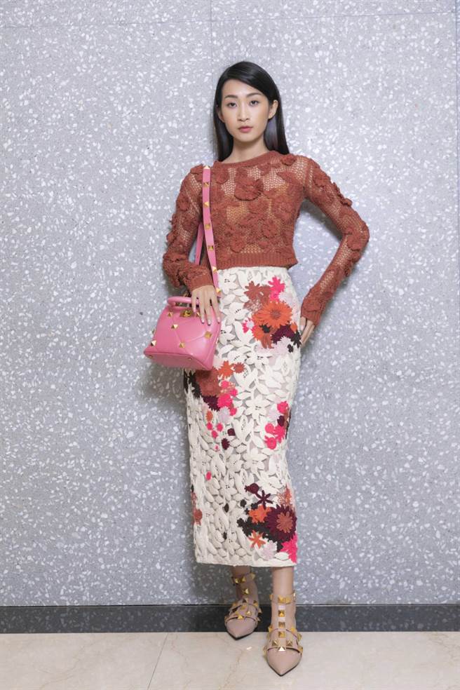 以高订服着称的VALENTINO，在女装融入高订服镂空蕾丝、刺绣和密针细缝亮片的奢华元素。（VALENTINO提供）