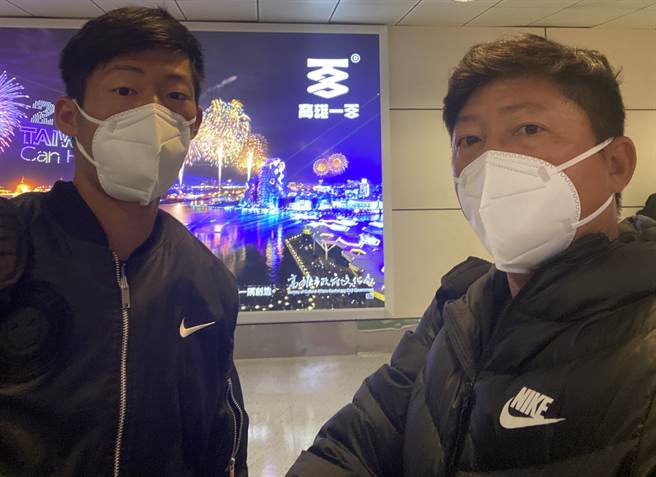 曾俊欣（左）有父亲曾育德（右）陪着一起挑战职业网球赛，不过在塞尔维亚因为签证问题，遇到被海关留置的麻烦，所幸平安解决，已经回到台湾。（曾育德提供）