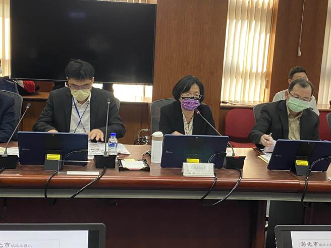 「彰化市铁路高架化可行性研究计画」首度进入行政院国发会审查，彰化县长王惠美（右四）上午亲自率县府团队北上参与审查会议。（彰化县政府提供／谢琼云彰化传真）