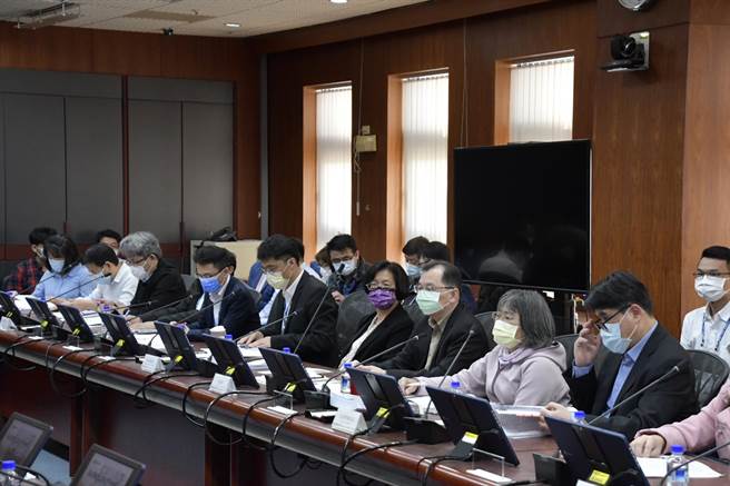 彰化县长王惠美（右四）与县府工务处长林汉斌（右五）等多位局处首长都亲自出席审查会议。（彰化县政府提供／谢琼云彰化传真）