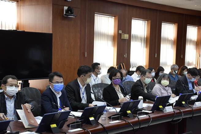 彰化县长王惠美（右四）与县府工务处长林汉斌（右五）等多位局处首长都亲自出席审查会议。（彰化县政府提供／谢琼云彰化传真）