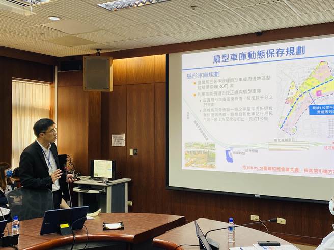 彰化县政府工务处长林汉斌针对彰化市铁路高架化计画可行性研究评估，进行说明。（图／彰化县政府提供）