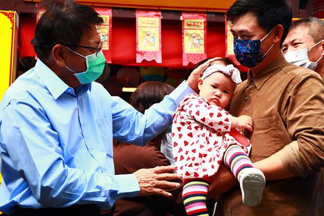 佳冬六根庄每年农历正月12日都会遵循古礼搭福厂、做福拜新丁（男婴），至今已有144年歷史，而今年特别纳入女婴「迎新枝」，在传承中落实两性平权的普世价值。（谢佳潾摄）