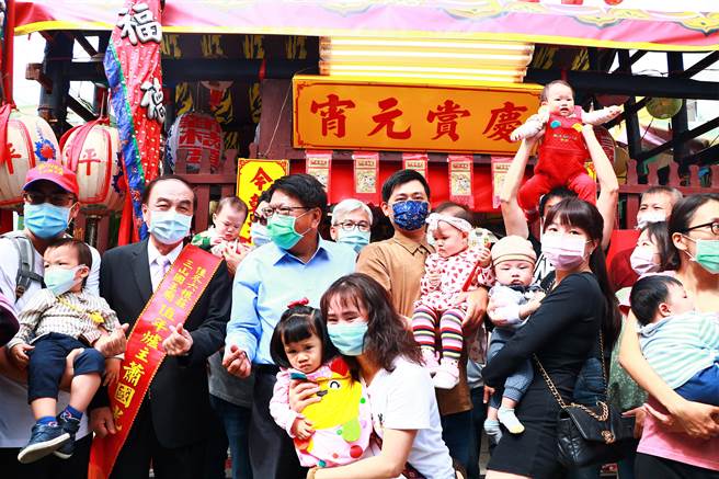 佳冬六根庄每年农历正月12日都会遵循古礼搭福厂、做福拜新丁（男婴），至今已有144年歷史，而今年特别纳入女婴「迎新枝」，在传承中落实两性平权的普世价值。（谢佳潾摄）