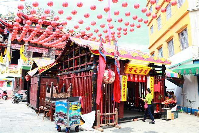 佳冬六根庄每年农历正月12日都会遵循古礼搭福厂、做福拜新丁（男婴），至今已有144年歷史，而今年特别纳入女婴「迎新枝」，在传承中落实两性平权的普世价值。（谢佳潾摄）