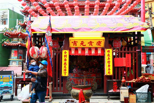 佳冬六根庄每年农历正月12日都会遵循古礼搭福厂、做福拜新丁（男婴），至今已有144年歷史，而今年特别纳入女婴「迎新枝」，在传承中落实两性平权的普世价值。（谢佳潾摄）