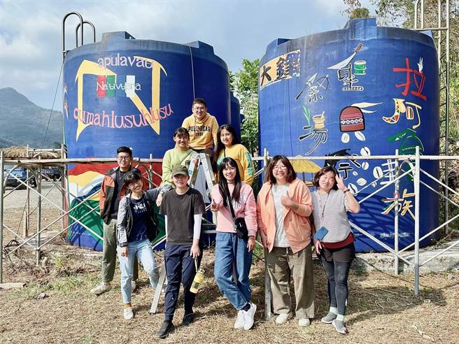 杉林区巴楠花小学师生在圣贝祭祭场，将2层楼高的4座水塔，彩绘出自己心中最美丽的拉阿鲁哇族，由于造型可爱吸睛，吸引游客上山拍照打卡。（林雅惠摄）