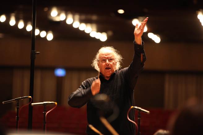 高龄85岁的以色列指挥大师殷巴尔再次来台，隔离出关和北市交一起排练贝多芬第六号、第七号交响曲。（台北市立交响乐团提供）