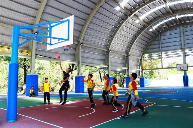 玉光國小六年級生朱東林（黑衣）從小懷有NBA夢，無奈學校長年沒場地無師資，上學期他透過「寫信給總統」闡述多年心聲，勇於表達自我的能力令師長刮目相看。（謝佳潾攝）