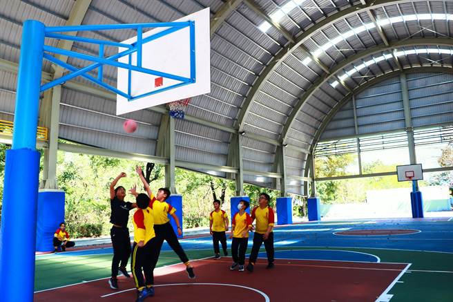 玉光國小六年級生朱東林（黑衣）從小懷有NBA夢，無奈學校長年沒場地無師資，上學期他透過「寫信給總統」闡述多年心聲，勇於表達自我的能力令師長刮目相看。（謝佳潾攝）