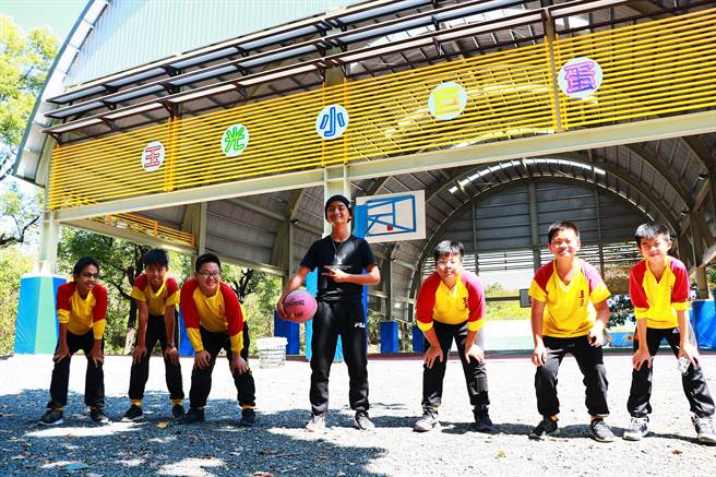 玉光國小六年級生朱東林（黑衣）從小懷有NBA夢，無奈學校長年沒場地無師資，上學期他透過「寫信給總統」闡述多年心聲，勇於表達自我的能力令師長刮目相看。（謝佳潾攝）