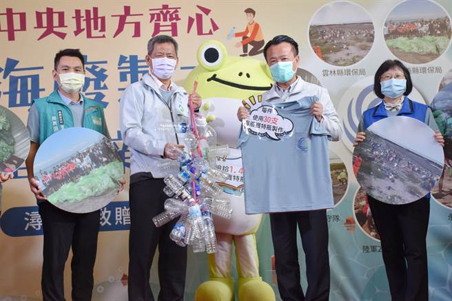 环保署基管会执行秘书顏旭明捐赠300件浔宝衣给地方，由嘉义县长翁章梁代表接受。（吕妍庭摄）