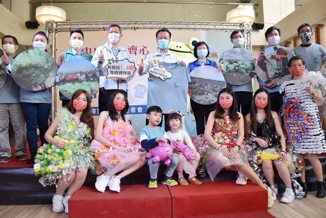 23日在嘉义县政府由环保署基管会执行秘书顏旭明与县长翁章梁及云林县代表、乡镇长、民意代表、河川巡守队等共同办理赠衣仪式。（吕妍庭摄）