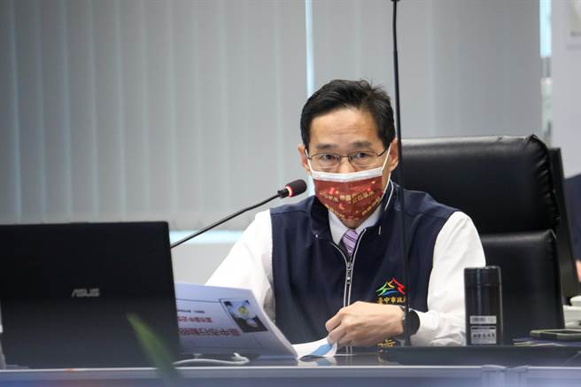 台中市经发局长张峯源强调，市府以行动招商，包含市府首长动起来、市府全体动招商、破土动工动建设、主动关怀动人心、加速投资Don't Worry、刺激消费 动Shopping等方向，建立良好投资环境。（卢金足摄）