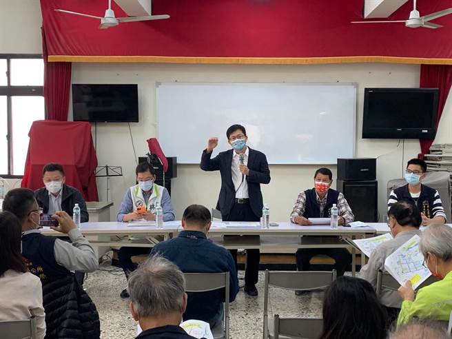 立委張廖萬堅23日邀集相關單位舉行協調會，自來水公司會中同意負擔1.15億改善工程款，巿府管線單位允諾該案可由水公司自行緊急發包以加速完工。（盧金足攝）