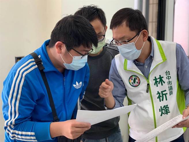 市議員林祈烽（右）表示，能爭取到預算很不容易，後續會監督施工品質，期許能儘速完成老舊管線的汰換，以及路面的修護。（盧金足攝）