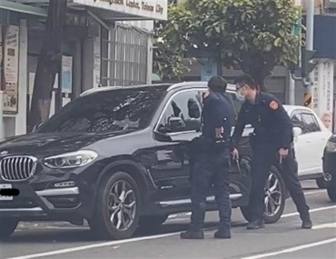 BMW休旅車肇逃 警掏槍還破車窗 駕駛一下車網驚呼：出事了阿北（圖片截自影片）