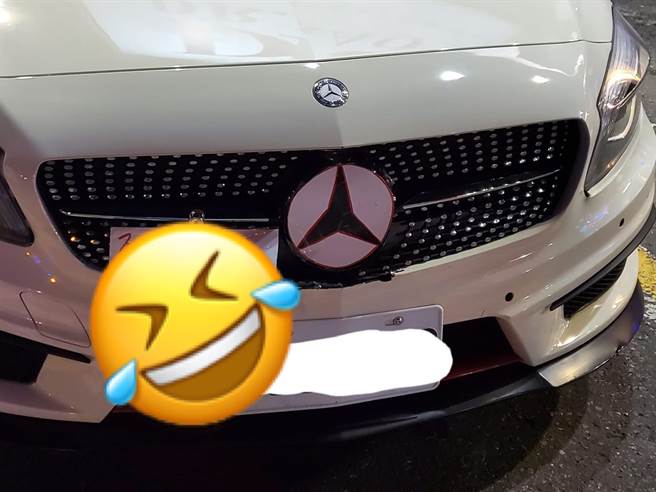 一名網友發現路邊一台賓士LOGO掉了，車主更在車頭貼上紙條說明原因。(圖翻攝自路上觀察學院)
