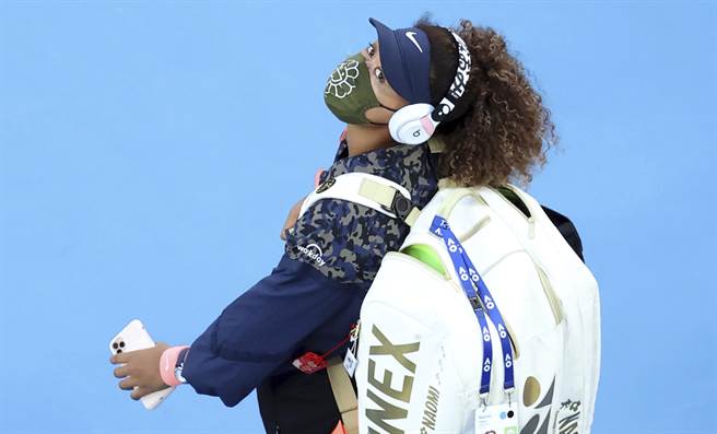 大坂直美球拍袋上的白虎御守，吸引球迷搶購。（資料照／美聯社）