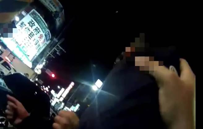 警方制伏酒空的魏男（戴上容翻攝）