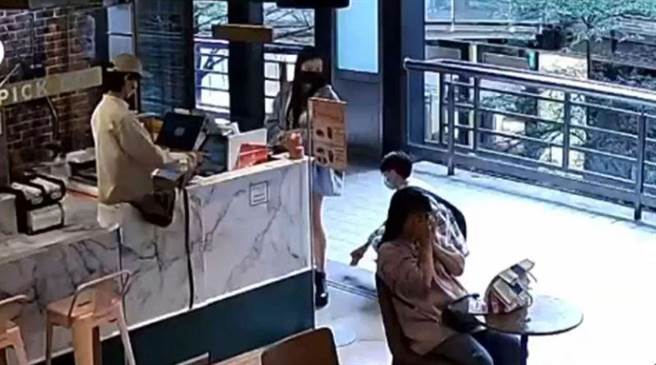 北市信义区百货公司出现偷拍狼，持手机偷拍女子裙底风光。(翻摄网路)