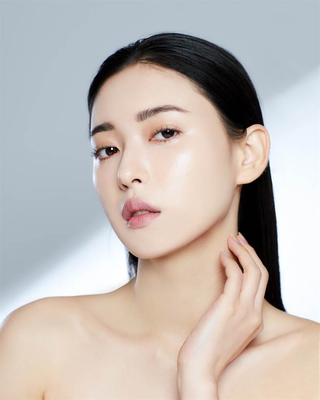 PONY EFFECT水透光妆前防护乳形象图。（PONY EFFECT提供）