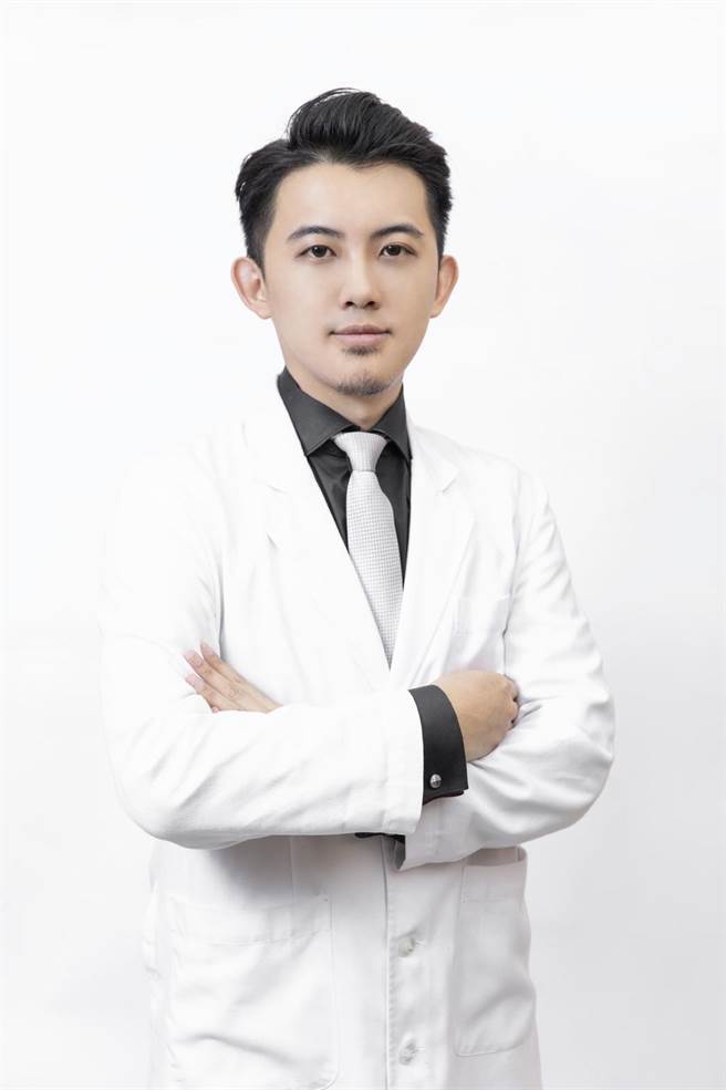ARS雅偲皮肤科诊所院长陈昱璁，同时也是东妍诊所副院长、Mdmmd.明洞美学诊所副院长、卫生福利部双和医院皮肤科兼任主治医师、台北医学大学公共卫生博士候选人。。（陈昱璁提供）