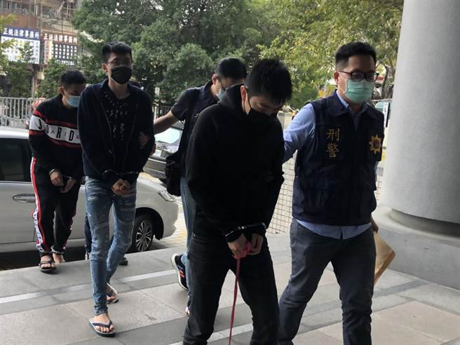 百万网红YouTuber「含羞草日记」的副团长「超艾夹」22日上午在高雄市苓雅区某知名舞厅前，疑似因为移车纠纷，遭人以折迭刀砍2刀受伤，检察官晚间讯后，认定29岁持刀的蔡姓主嫌恐有再犯之虞，向法院声请羁押获准。(洪浩轩摄)