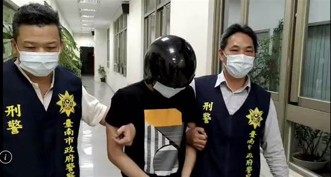 南安平街头杀人案，在逃主嫌曾姓男子（中）投案。（读者提供／洪荣志台南传真）