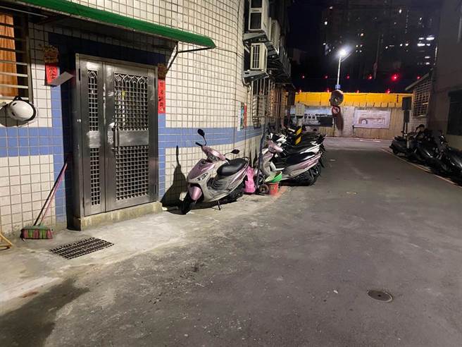 39岁谢姓男子今（23日）晚间6时许，在新北市永和区保生路住家附近遭1名男子持刀砍伤，谢男身中6刀。（翻摄）