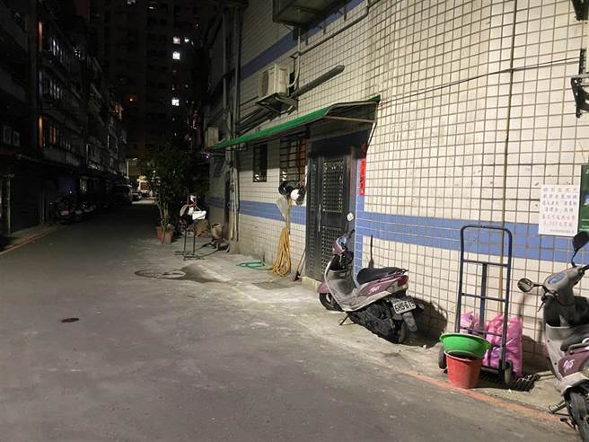 39岁谢姓男子今（23日）晚间6时许，在新北市永和区保生路住家附近遭1名男子持刀砍伤，谢男身中6刀。（翻摄）