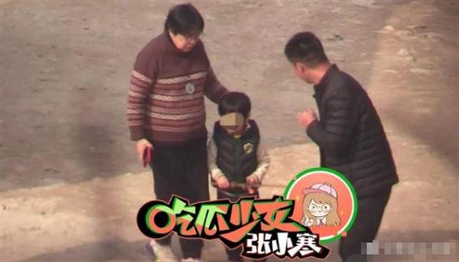 小海绵被拍到现身片场探班妈妈Baby，笑起来的模样像极了黄晓明。(取自搜狐娱乐)