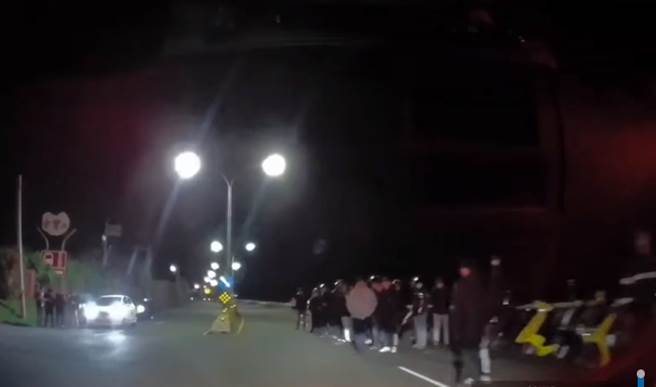 民眾爆料，台二線驚傳有人深夜封路飆車群聚，據了解，該段路距離角灣派出所只有一公里的距離，1分鐘內就可到達。(摘自爆料公社二社)
