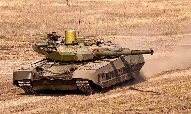  烏克蘭T-84BM主力戰車，砲塔巨大的圓柱是光電觀察鏡。(圖/Kharkiv)