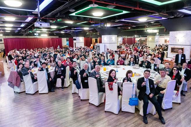 蒋万安与柯文哲同桌喝春酒，但黄珊珊却没出现，引起外界热烈论。(图 翻摄自北京清华大学台湾校友会脸书粉专)