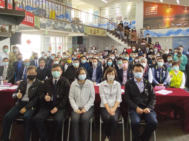 总统蔡英文（中）、经济部次长曾文生（左二）、立委苏治芬（右二）、农委会主委陈吉仲（右一）等人前往云林县「台西海口生活馆」参访。图／业者提供