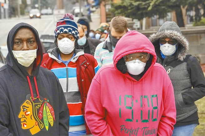 美国因新冠死亡人数突破50万大关，白宫防疫专家佛奇警告，2022年美国人可能还是要戴口罩防疫。（美联社）