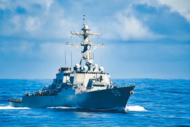 美國海軍第7艦隊神盾級驅逐艦拉塞爾號（USS Russell，DDG 59）航行南海。（摘自美國海軍官網）