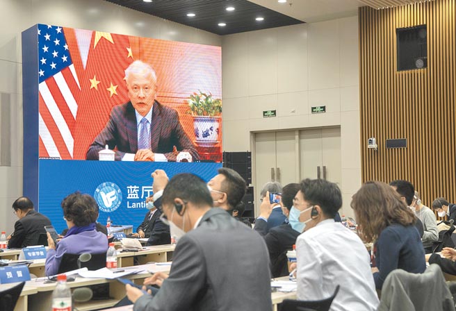 「对话合作，管控分歧──推动中美关系重回正轨」蓝厅论坛在北京举行，中国驻美国大使崔天凯通过视频方式在开幕式上致辞。（中新社）