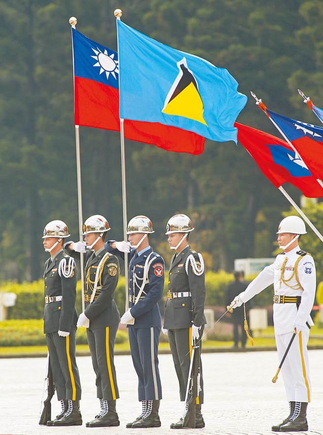 2018年圣露西亚总理查士纳来访，蔡英文总统在国家两厅院艺文广场以军礼欢迎，双方国旗在广场飘扬。（本报资料照片）