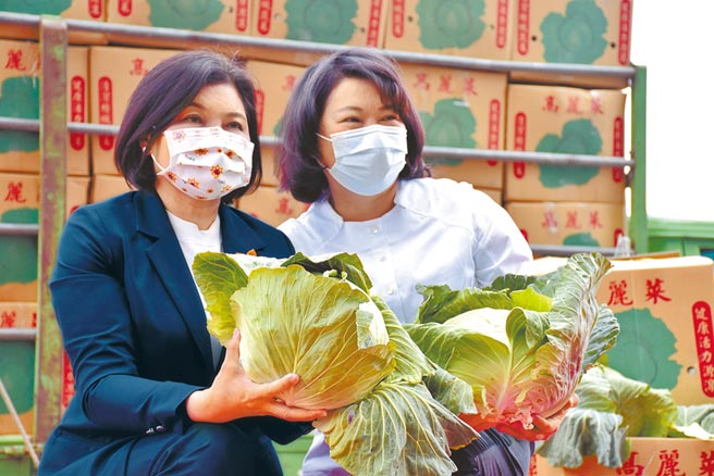 嘉义市长黄敏惠（右）号召市府员工採购云林高丽菜达2万公斤，22日云林县长张丽善（左）亲自到市府表达感谢。（吕妍庭摄）