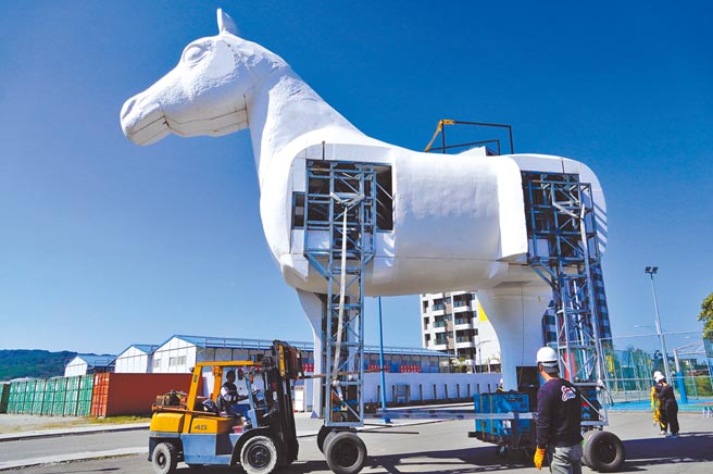 纸风车剧团新作《雨马》，道具白马高达近5层楼，突破过往道具制作。（纸风车剧团提供）