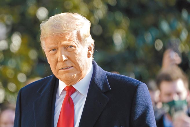 美国前总统川普真要剑指2024？政治新闻媒体Axios爆料，川普28日在佛州发表的卸任后首场演说中，将昭告支持者，他「将是共和党2024年（大选）推定的提名人选」，并霸气释放出「我也许没推特，没有椭圆形办公室，但现在还是我在当家」的强烈讯息。（美联社）