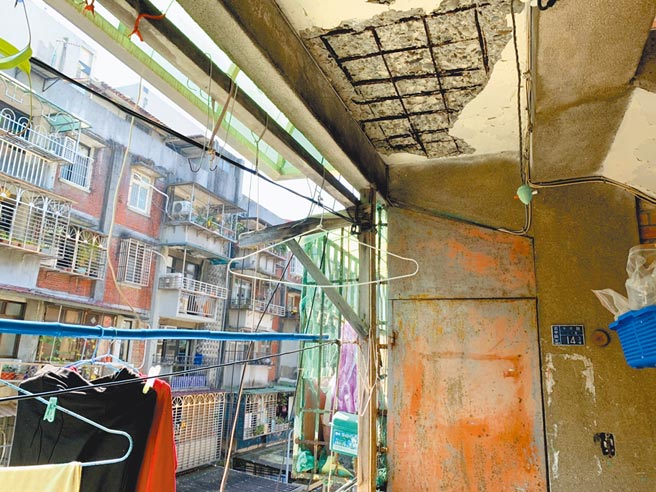 位于台北市中正区水源二、三期整宅，屋况老旧不堪环境窳陋，屋顶钢筋外露。（张薷摄）