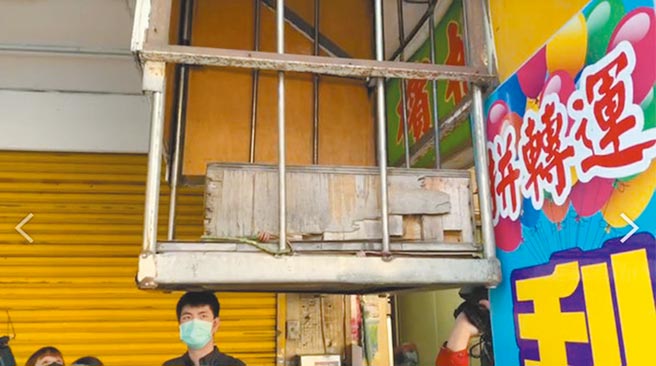 「神秘电梯」在北市民生西路，北市建管处限期拆除。（北市建管处提供／张薷台北传真）