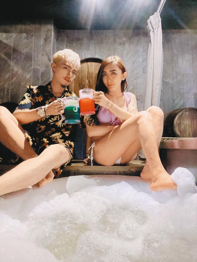 网红「罔腰」（右）孕事疑云未歇，她与男友Teddy出游，也被网友发现竟然泡啤酒浴。（撷取罔腰脸书／柯宗纬高雄传真）